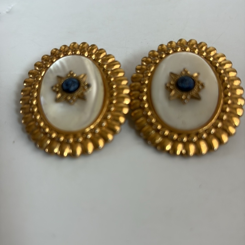 Vintage style gold tone mother of pearl like center w blue stone clip on earring - Picture 9 of 12